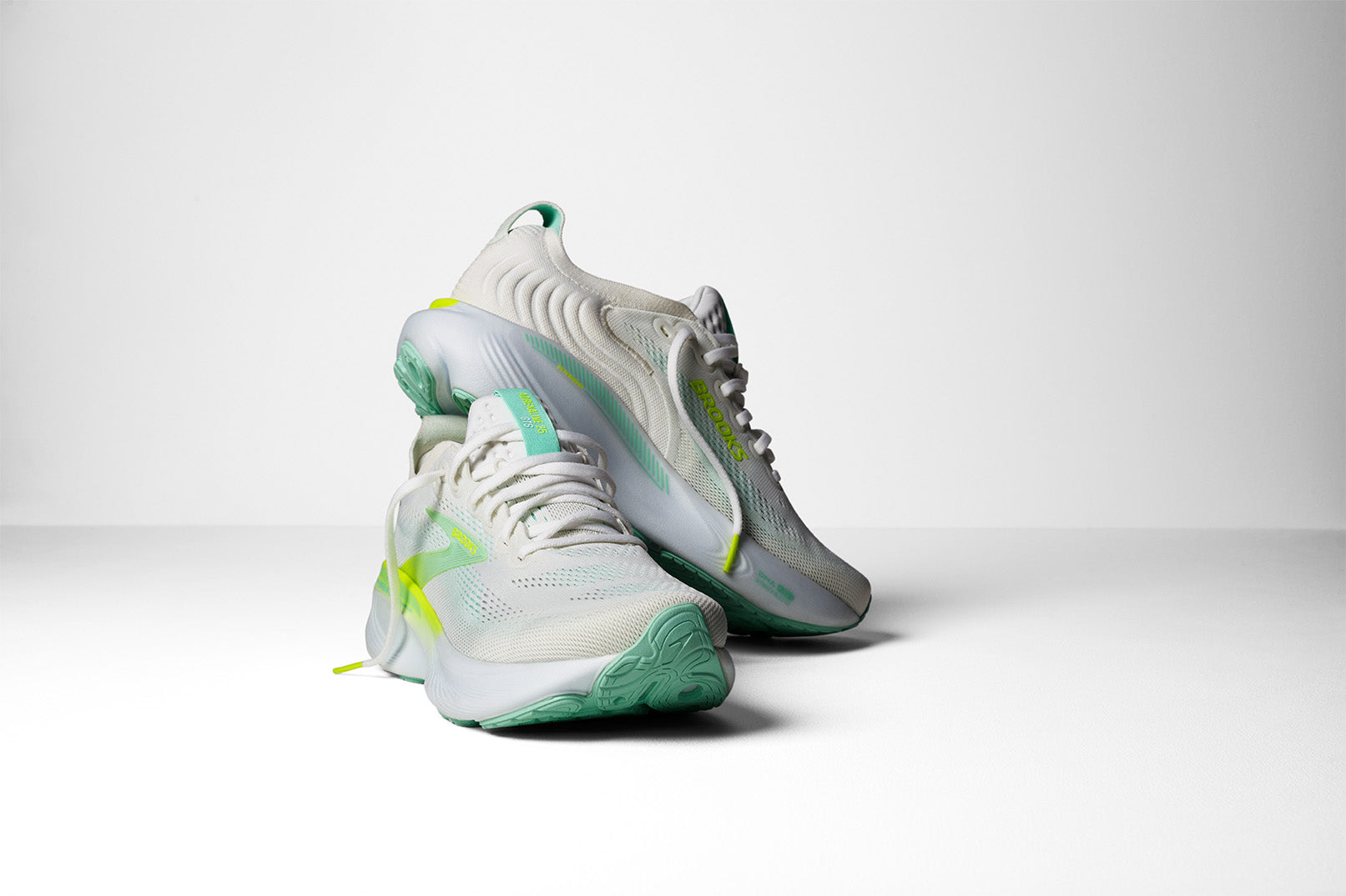 Brooks Adrenaline GTS 25 Women's Running Shoes White Nightlife